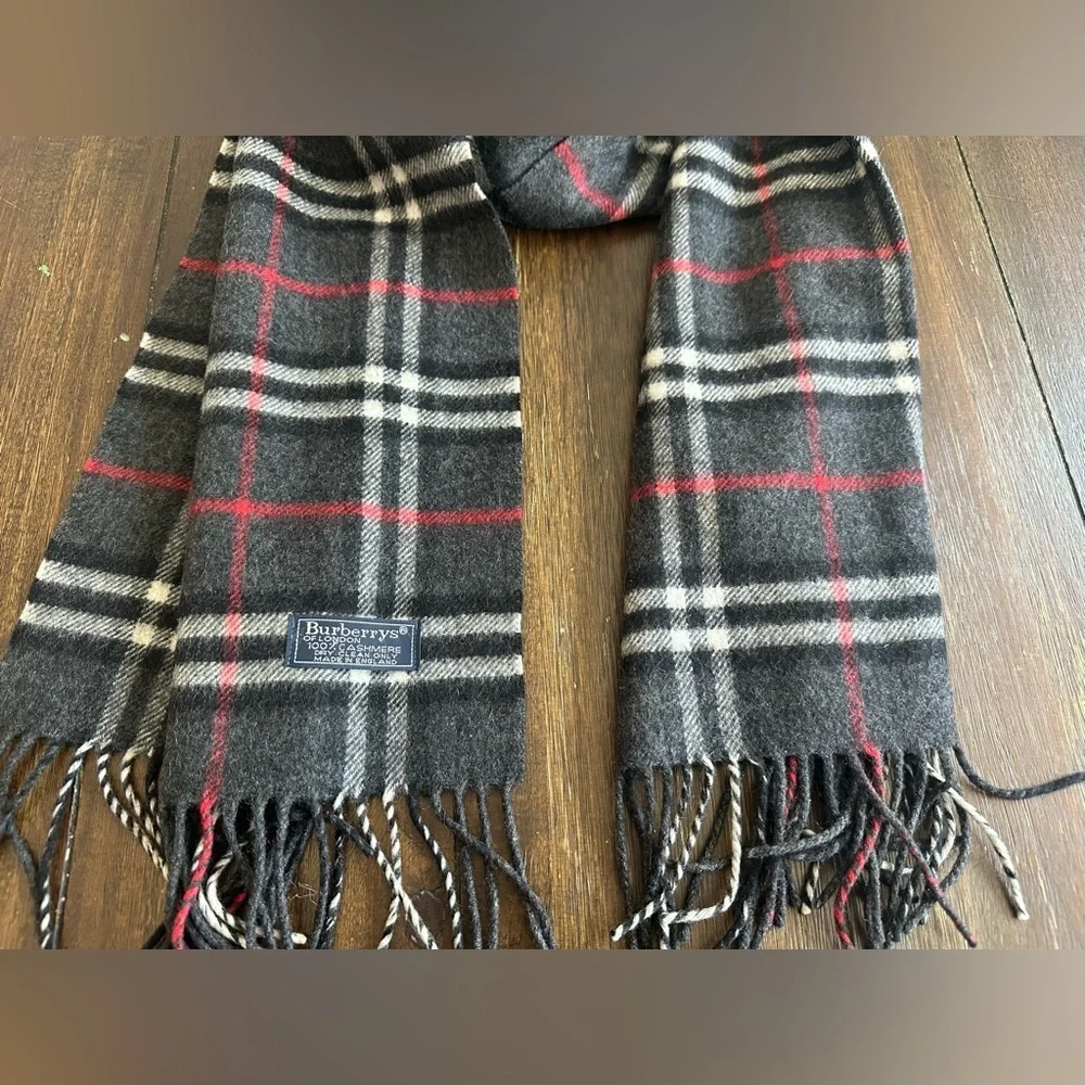 Vintage Burberry's cashmere scarf